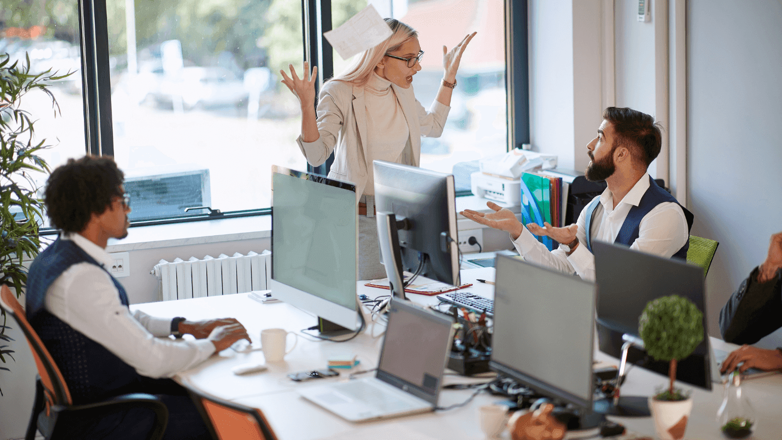 Jak zapobiegać mobbingowi w pracy – rola firmy i liderów