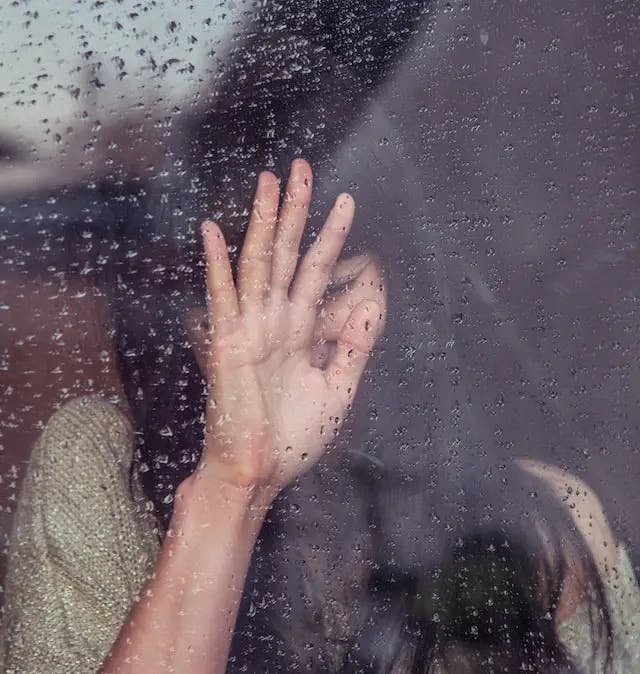 týraná žena za oknem