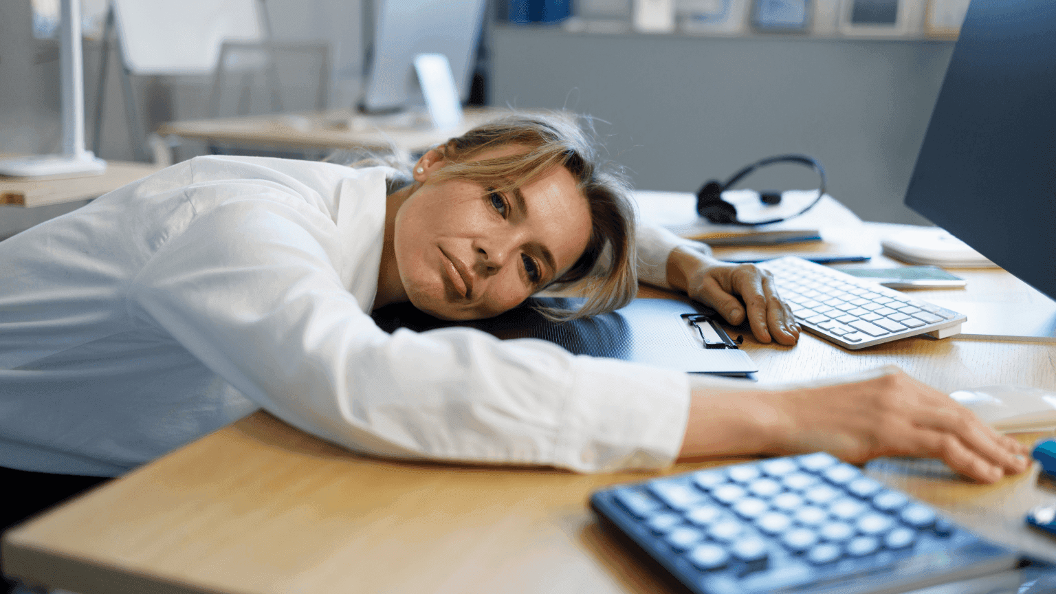 Niskie zaangażowanie pracowników – kiedy to sygnał problemów psychicznych, a nie braku motywacji